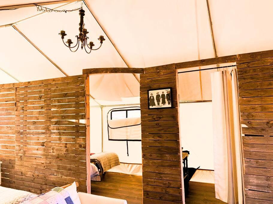 Silver Spur Homestead Luxury Glamping - The Cowboy Tombstone Bagian luar foto